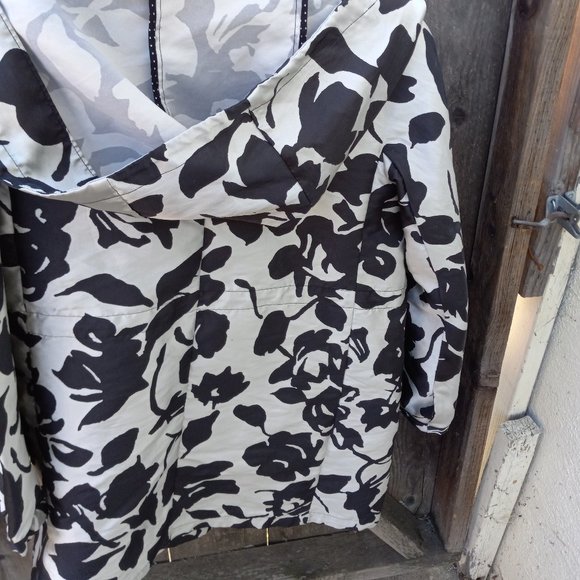 Weekend Max Mara Silver/Black Floral Printed Hooded Raincoat - Picture 8 of 16